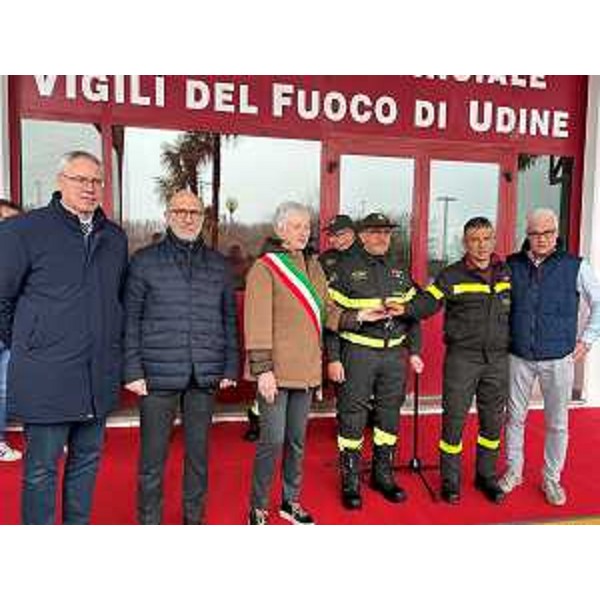 Da sinistra il presidente Bordin, l'assessore regionale Riccardo Riccardi, il sindaco di Forni Avoltri Sandra Romanin, i rappresentanti dei vigili del fuoco e il consigliere regionale Manuele Ferrari - Da sinistra il presidente Bordin, l'assessore regionale Riccardo Riccardi, il sindaco di Forni Avoltri Sandra Romanin, i rappresentanti dei vigili del fuoco e il consigliere regionale Manuele Ferrari