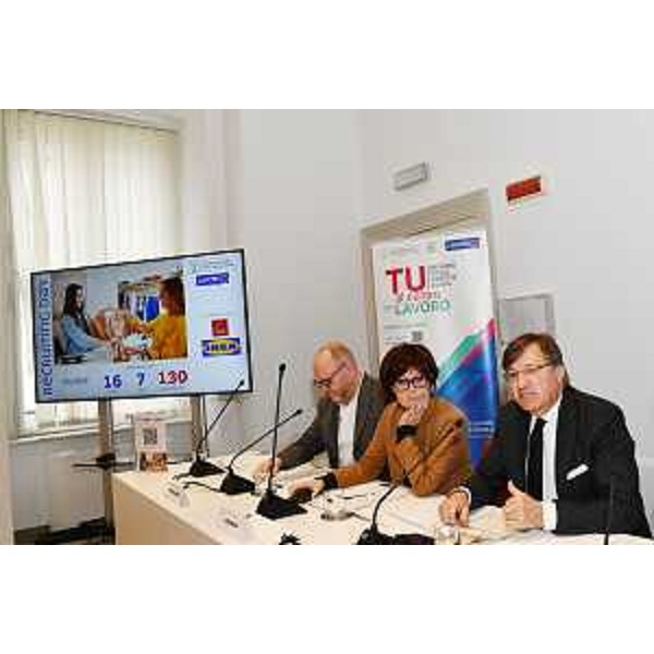 Al centro l'assessore regionale Alessia Rosolen alla presentazione del Recruiting day - Al centro l'assessore regionale Alessia Rosolen alla presentazione del Recruiting day