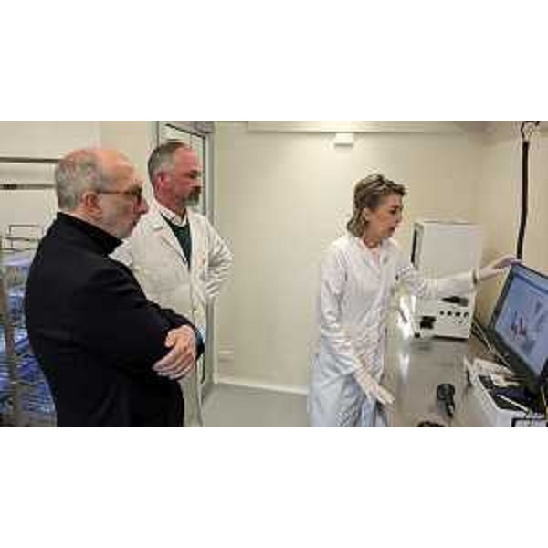 L'assessore Riccardi visita la "camera bianca" della Farmacia Favero di Pradamano - L'assessore Riccardi visita la "camera bianca" della Farmacia Favero di Pradamano