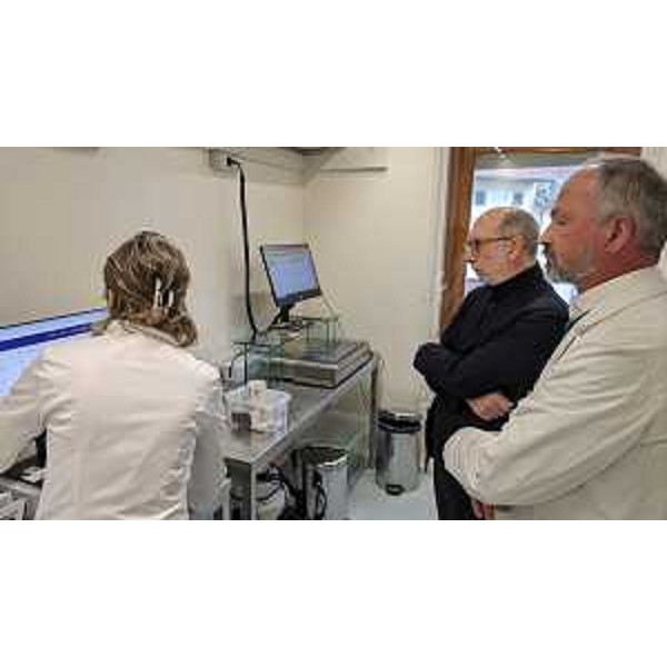 L'assessore Riccardi assiste a un confezionamento test di farmaci nella Farmacia Favero di Pradamano - L'assessore Riccardi assiste a un confezionamento test di farmaci nella Farmacia Favero di Pradamano