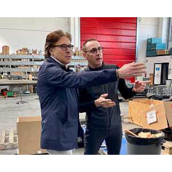 L'assessore Bini in uno dei reparti della Ermes Colussi, specializzata nella progettazione e costruzione di macchine per il lavaggio nei settori alimentare e farmaceutico. - L'assessore Bini in uno dei reparti della Ermes Colussi, specializzata nella progettazione e costruzione di macchine per il lavaggio nei settori alimentare e farmaceutico.