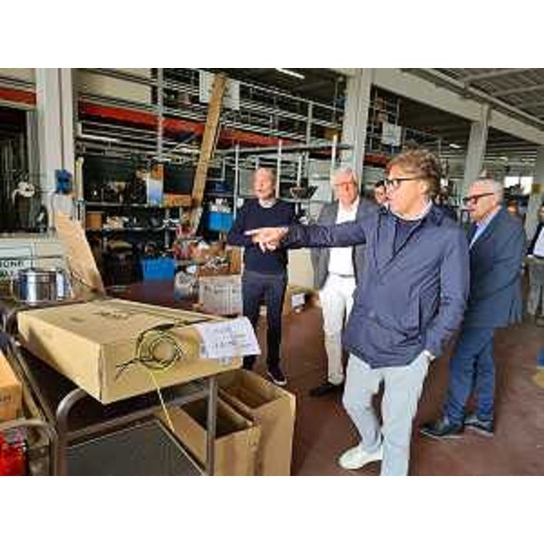 L'assessore regionale Sergio Emidio Bini in uno dei reparti della Atis, azienda specializzata nella realizzazione di cucine professionali. - L'assessore regionale Sergio Emidio Bini in uno dei reparti della Atis, azienda specializzata nella realizzazione di cucine professionali.