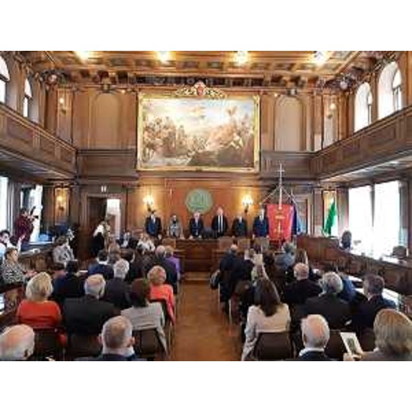 Sala comunale affollata per l'importante cerimonia. - Sala comunale affollata per l'importante cerimonia.