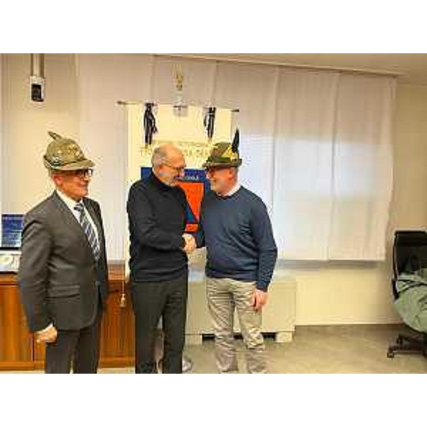 L'assessore regionale con delega alla Protezione Civile del Fvg Riccardo Riccardi con Mauro Ermacora, neo eletto presidente della sezione Ana di Udine e Dante Soravito de Franceschi ex presidente. - L'assessore regionale con delega alla Protezione Civile del Fvg Riccardo Riccardi con Mauro Ermacora, neo eletto presidente della sezione Ana di Udine e Dante Soravito de Franceschi ex presidente.