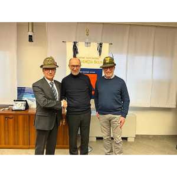 L'assessore regionale con delega alla Protezione Civile del Fvg Riccardo Riccardi con Mauro Ermacora, neo eletto presidente della sezione Ana di Udine e Dante Soravito de Franceschi ex presidente. - L'assessore regionale con delega alla Protezione Civile del Fvg Riccardo Riccardi con Mauro Ermacora, neo eletto presidente della sezione Ana di Udine e Dante Soravito de Franceschi ex presidente.