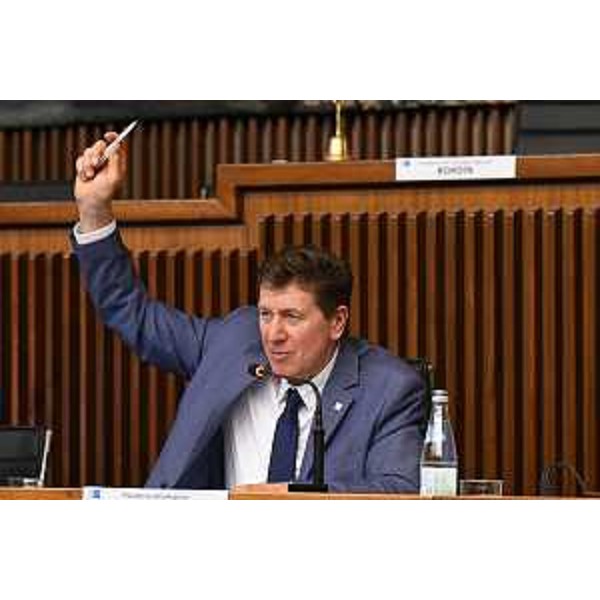 Alberto Budai (Lega) mentre vota il ddl 16 - Alberto Budai (Lega) mentre vota il ddl 16