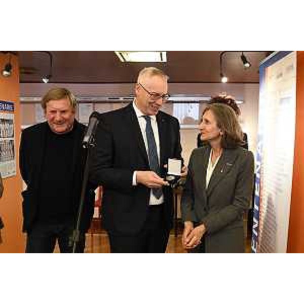 Il presidente Mauro Bordin, consegna il sigillo del consiglio regionale alla vp nazionale del Coni, Claudia Giordani - Il presidente Mauro Bordin, consegna il sigillo del consiglio regionale alla vp nazionale del Coni, Claudia Giordani