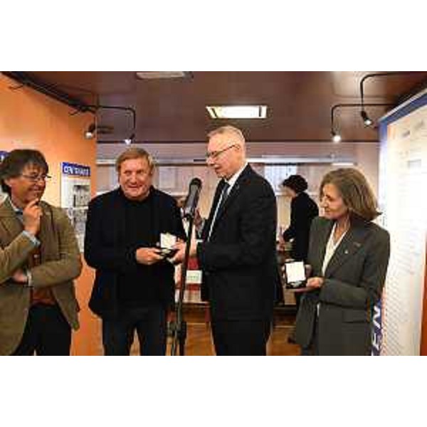 Il presidente Mauro Bordin, consegna il sigillo del consiglio regionale al presidente del Coni Fvg, Giorgio Brandolin - Il presidente Mauro Bordin, consegna il sigillo del consiglio regionale al presidente del Coni Fvg, Giorgio Brandolin