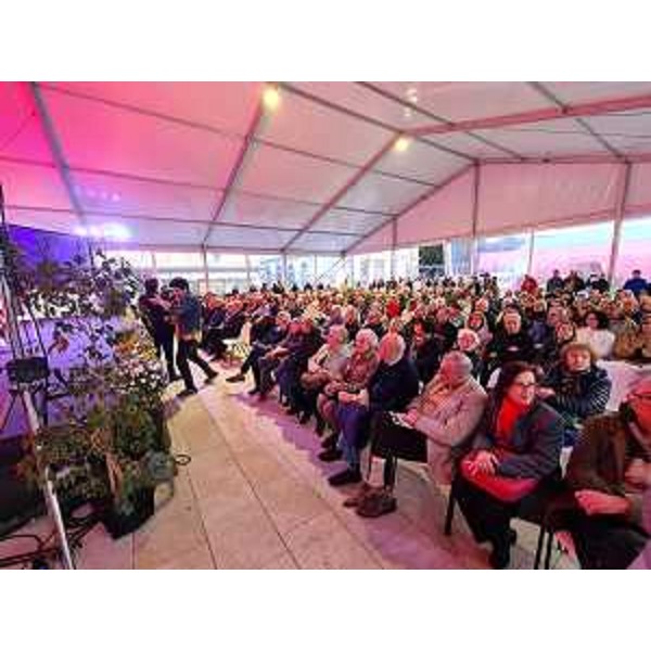La platea di "Geografie" in piazza della Repubblica a Monfalcone - La platea di "Geografie" in piazza della Repubblica a Monfalcone