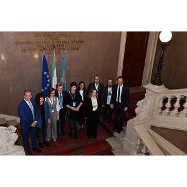 Foto di gruppo con i rappresentanti istituzionali delle Regioni e dei Paesi partner. - Foto di gruppo con i rappresentanti istituzionali delle Regioni e dei Paesi partner.
