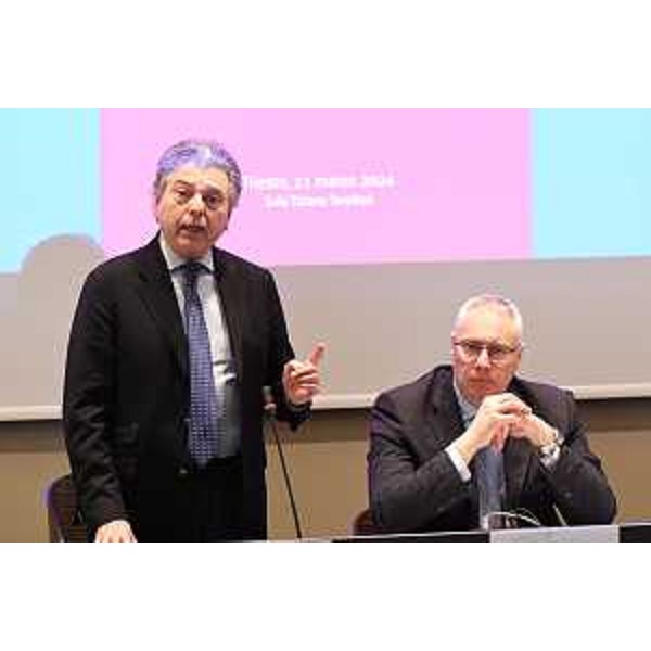 Da sinistra, Antonio De Nicolo, procuratore distrettuale antimafia e antiterrorismo, e il presidente del Cr Fvg, Mauro Bordin - Da sinistra, Antonio De Nicolo, procuratore distrettuale antimafia e antiterrorismo, e il presidente del Cr Fvg, Mauro Bordin