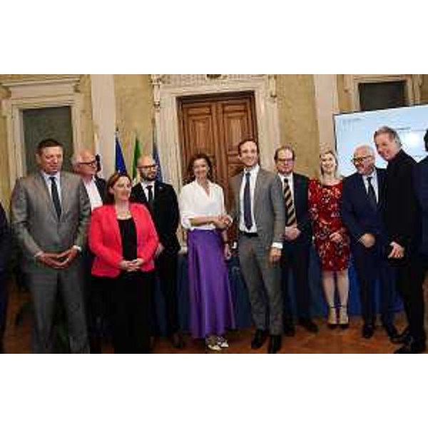 Il governatore del Friuli Venezia Giulia La stretta di mano tra il governatore Massimiliano Fedriga e il vice primo ministro e ministro degli Affari esteri della Slovenia Tanja Fajon - Il governatore del Friuli Venezia Giulia La stretta di mano tra il governatore Massimiliano Fedriga e il vice primo ministro e ministro degli Affari esteri della Slovenia Tanja Fajon