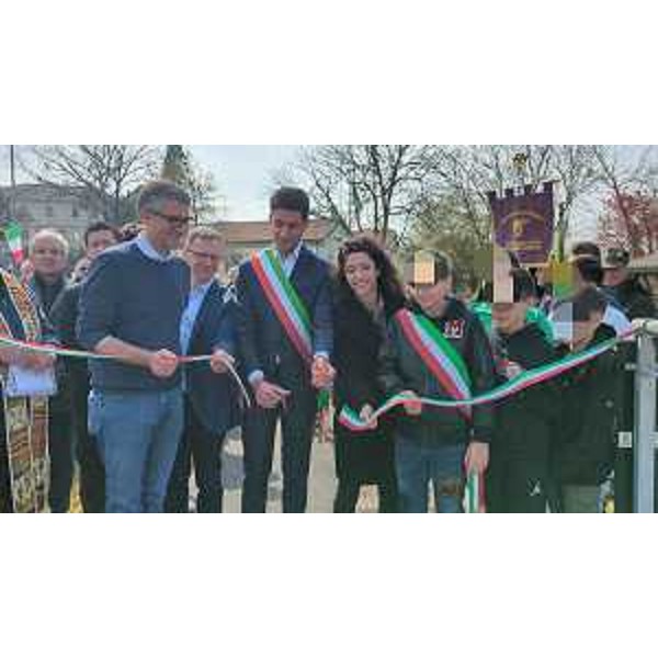 Gli assessori Pierpaolo Roberti e Stefano Zannier tagliano il nastro della nuova passerella ciclopedonale - Gli assessori Pierpaolo Roberti e Stefano Zannier tagliano il nastro della nuova passerella ciclopedonale 