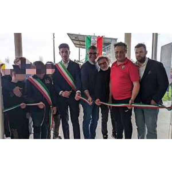 L'assessore Pierpaolo Roberti al taglio del nastro della nuova sala polifunzionale del campo di calcio - L'assessore Pierpaolo Roberti al taglio del nastro della nuova sala polifunzionale del campo di calcio