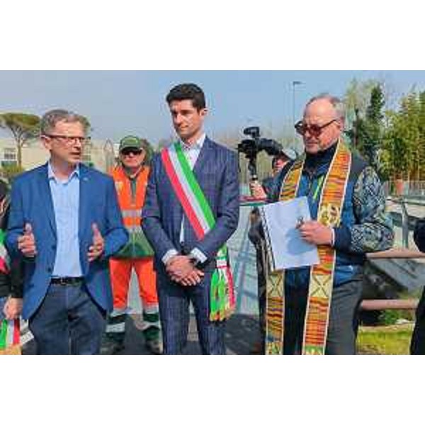 L'assessore Stefano Zannier interviene all'inaugurazione della nuova passerella ciclopedonale - L'assessore Stefano Zannier interviene all'inaugurazione della nuova passerella ciclopedonale 
