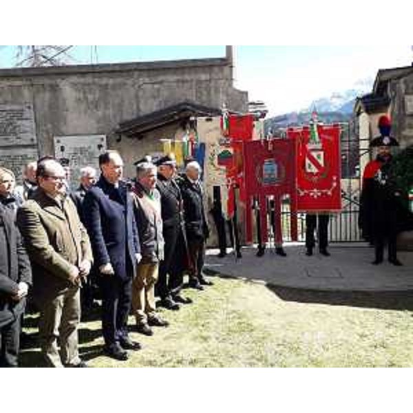 Il vicegovernatore del Friuli Venezia Giulia Mario Anzil, primo a sinistra, alla solenne commemorazione per lottantesimo anniversario delleccidio dei dodici carabinieri avvenuto il 25 marzo del 1944 sull'altopiano di Malga Bala. - Il vicegovernatore del Friuli Venezia Giulia Mario Anzil, primo a sinistra, alla solenne commemorazione per lottantesimo anniversario delleccidio dei dodici carabinieri avvenuto il 25 marzo del 1944 sull'altopiano di Malga Bala. 