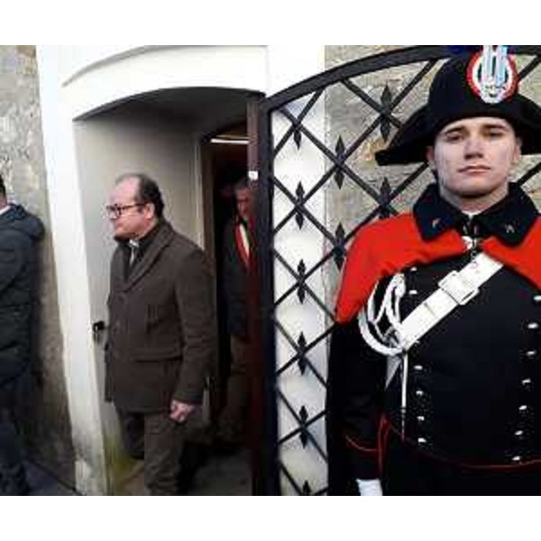 Il vicegovernatore Anzil all'uscita del tempietto ossario dove sono custodite le spoglie di alcuni carabinieri uccisi. - Il vicegovernatore Anzil all'uscita del tempietto ossario dove sono custodite le spoglie di alcuni carabinieri uccisi. 