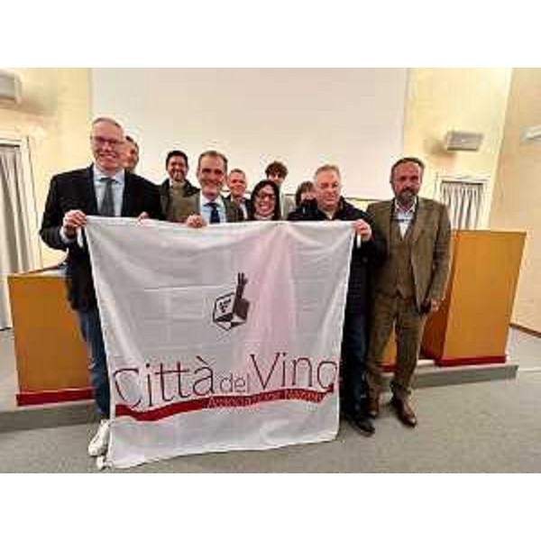 Il presidente Bordin, primo da sinistra, assieme a Venturini e ai produttori dell'area cervignanese - Il presidente Bordin, primo da sinistra, assieme a Venturini e ai produttori dell'area cervignanese