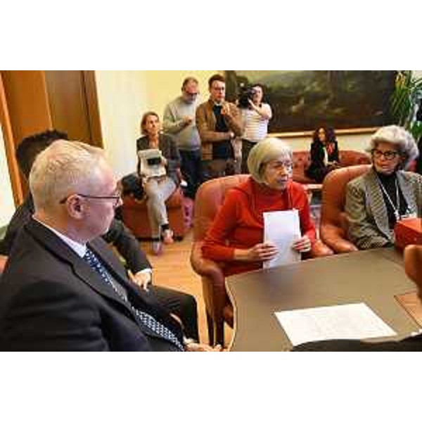Il presidente del Cr Fvg, Mauro Bordin, al tavolo con Adelina Zanella - Il presidente del Cr Fvg, Mauro Bordin, al tavolo con Adelina Zanella