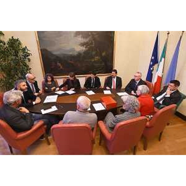 La consegna della petizione sul punto nascita di San Vito al Tagliamento nel salottino del presidente del Cr Fvg, Mauro Bordin - La consegna della petizione sul punto nascita di San Vito al Tagliamento nel salottino del presidente del Cr Fvg, Mauro Bordin