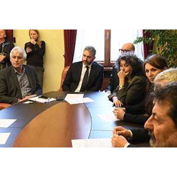 Serena Pellegrino (Avs) al tavolo con i firmatari della petizione - Serena Pellegrino (Avs) al tavolo con i firmatari della petizione