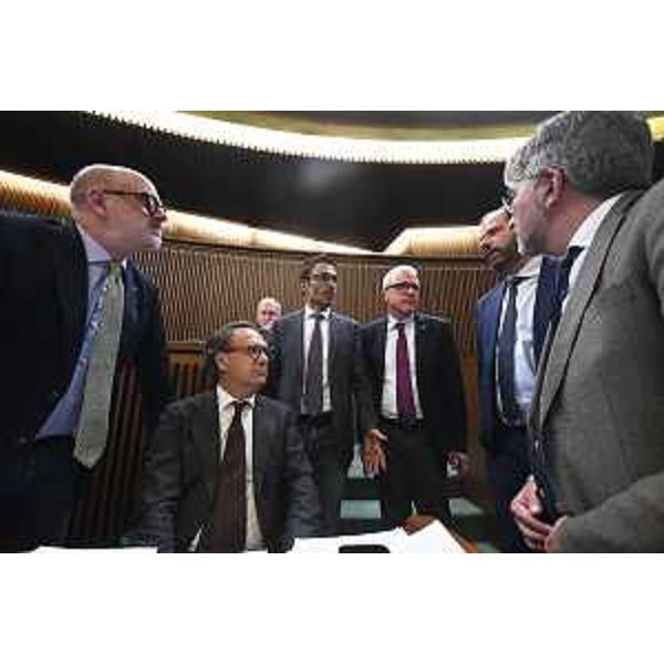 Conciliabolo tra consiglieri di Maggioranza - Conciliabolo tra consiglieri di Maggioranza