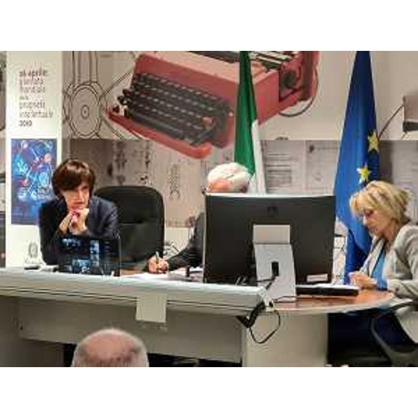 L'assessore Alessia Rosolen alla tavolo Wartsila - L'assessore Alessia Rosolen alla tavolo Wartsila