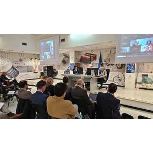 L'assessore Alessia Rosolen alla tavolo Wartsila - L'assessore Alessia Rosolen alla tavolo Wartsila