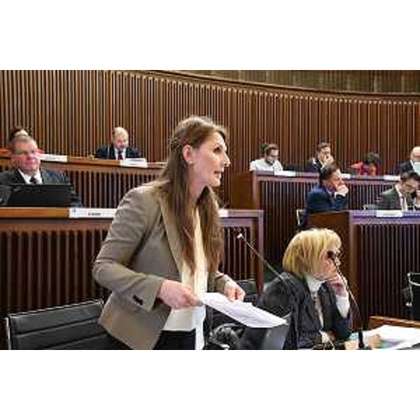 Rosaria Capozzi (M5S) in Aula durante i lavori del ddl 16 - Rosaria Capozzi (M5S) in Aula durante i lavori del ddl 16