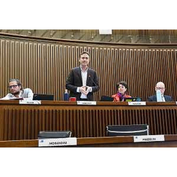 Il Gruppo del Patto per l'Autonomia-Civica Fvg con, in piedi, il presidente Massimo Moretuzzo - Il Gruppo del Patto per l'Autonomia-Civica Fvg con, in piedi, il presidente Massimo Moretuzzo