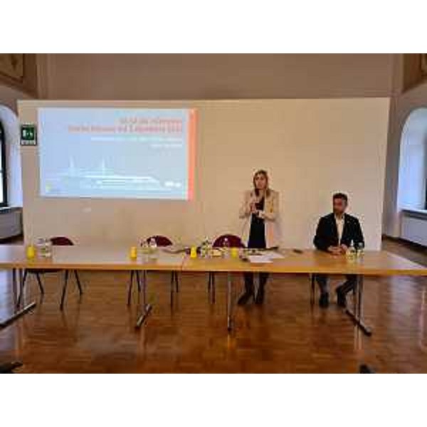 L'assessore Amirante ad Arta Terme durante l'incontro sul tema della frana di Passo Monte Croce - L'assessore Amirante ad Arta Terme durante l'incontro sul tema della frana di Passo Monte Croce