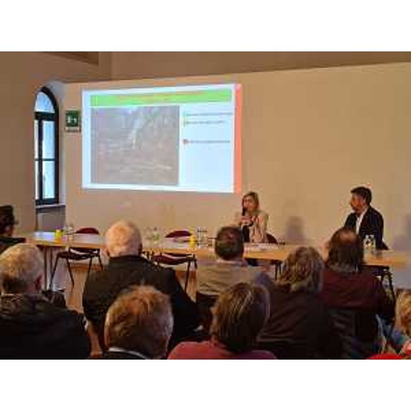 L'assessore Amirante ad Arta Terme durante l'incontro sul tema della frana di Passo Monte Croce - L'assessore Amirante ad Arta Terme durante l'incontro sul tema della frana di Passo Monte Croce