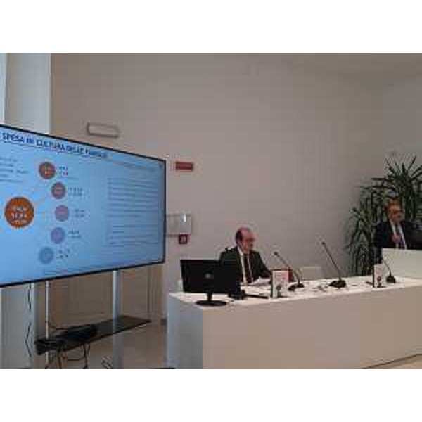 Il vice governatore con delega a Cultura e sport Mario Anzil con Alberto Bonisoli, responsabile Centro Studi Federculture. - Il vice governatore con delega a Cultura e sport Mario Anzil con Alberto Bonisoli, responsabile Centro Studi Federculture. 