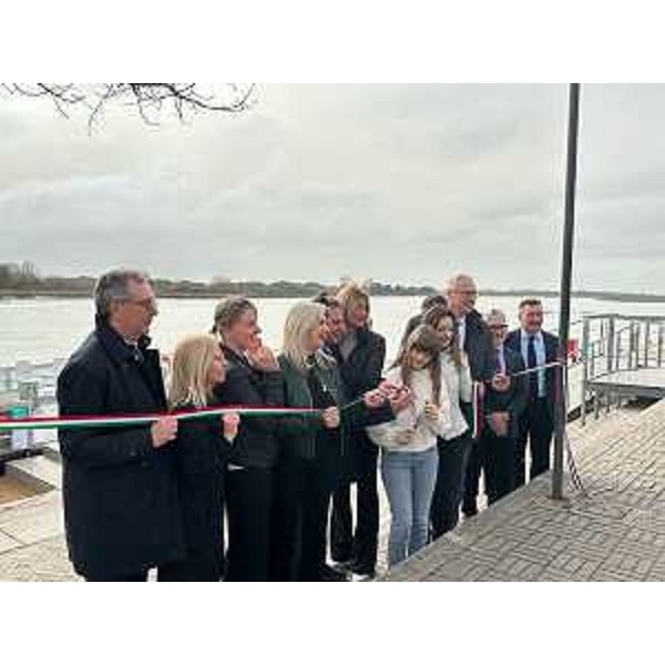 Il taglio del nastro durante l'inaugurazione della stagione 2024 di X River - Il taglio del nastro durante l'inaugurazione della stagione 2024 di X River