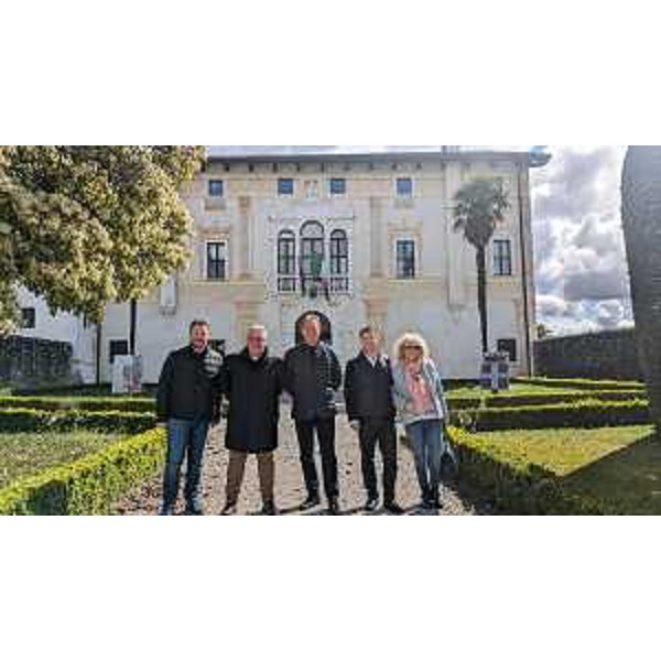 L'assessore regionale Fabio Scoccimarro al centro con il sindaco di Spilimbergo Enrico Sarcinelli e alcuni assessori dell'esecutivo locale - L'assessore regionale Fabio Scoccimarro al centro con il sindaco di Spilimbergo Enrico Sarcinelli e alcuni assessori dell'esecutivo locale