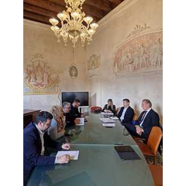 Una fase dell'incontro in Muncipio a Spilimbergo tra l'assessore regionale per la Difesa dell'ambiente Fabio Scoccimarro e l'amministrazione comunale della Città del Mosaico - Una fase dell'incontro in Muncipio a Spilimbergo tra l'assessore regionale per la Difesa dell'ambiente Fabio Scoccimarro e l'amministrazione comunale della Città del Mosaico