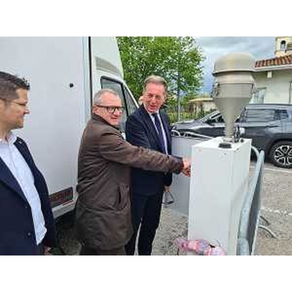 L'assessore regionale Fabio Scoccimarro, a destra, con il sindaco di Maniago Umberto Scarabello, avvia la nuova centralina mobile per il monitoraggio dell'aria a Campagna di Maniago. - L'assessore regionale Fabio Scoccimarro, a destra, con il sindaco di Maniago Umberto Scarabello, avvia la nuova centralina mobile per il monitoraggio dell'aria a Campagna di Maniago.