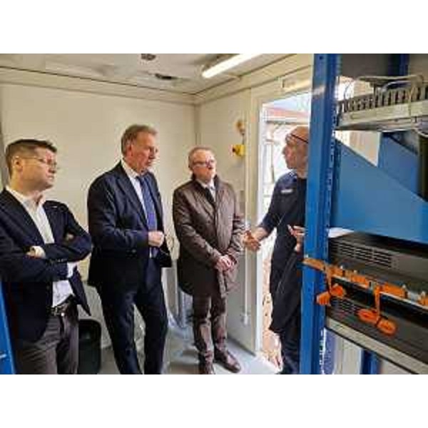 L'assessore regionale Fabio Scoccimarro, al centro, all'interno della centralina mobile dell'Arpa. - L'assessore regionale Fabio Scoccimarro, al centro, all'interno della centralina mobile dell'Arpa.