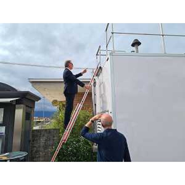 L'assessore Fabio Scoccimarro, con i tecnici dell'Agenzia, dopo la messa in funzione della centralina mobile dell'Arpa a Campagna di Maniago. - L'assessore Fabio Scoccimarro, con i tecnici dell'Agenzia, dopo la messa in funzione della centralina mobile dell'Arpa a Campagna di Maniago.