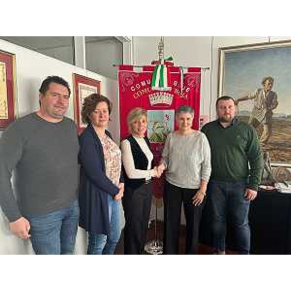 L'assessore regionale alle Finanze Barbara Zilli (al centro) con il sindaco di Buja Silvia Maria Pezzetta e alcuni esponenti della giunta comunale - L'assessore regionale alle Finanze Barbara Zilli (al centro) con il sindaco di Buja Silvia Maria Pezzetta e alcuni esponenti della giunta comunale