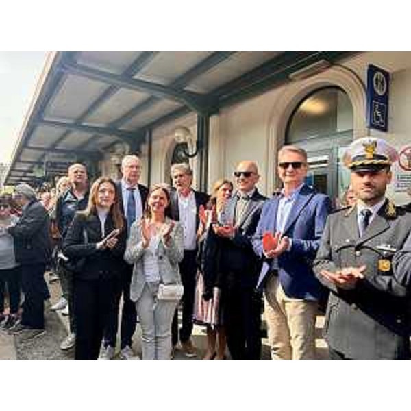 Il presidente del Cr Fvg, Mauro Bordin, all'arrivo del treno storico a Latisana con, tra gli altri, la consigliera regionale Maddalena Spagnolo (prima a sx) - Il presidente del Cr Fvg, Mauro Bordin, all'arrivo del treno storico a Latisana con, tra gli altri, la consigliera regionale Maddalena Spagnolo (prima a sx)