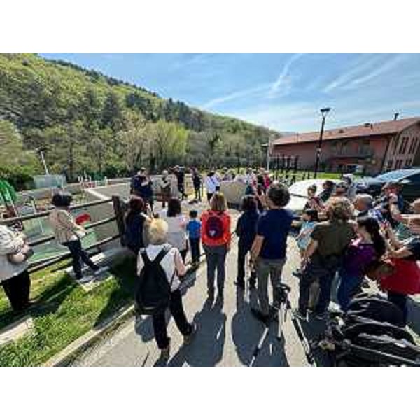 I partecipanti all'evento hanno assistito anche alla liberazione di alcuni esemplari di avifauna all'esterno del Centro visite di San Dorligo della Valle - Dolina. - I partecipanti all'evento hanno assistito anche alla liberazione di alcuni esemplari di avifauna all'esterno del Centro visite di San Dorligo della Valle - Dolina. 