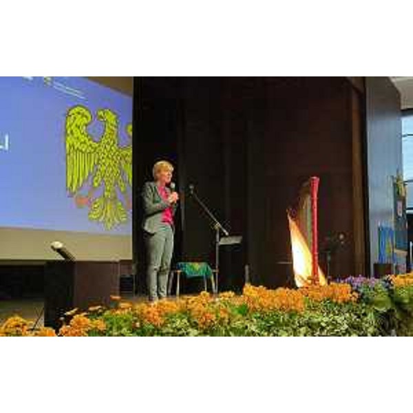 L'assessore Barbara Zilli interviene sul palco dell'ex Cinema Margherita a Tarcento - L'assessore Barbara Zilli interviene sul palco dell'ex Cinema Margherita a Tarcento 