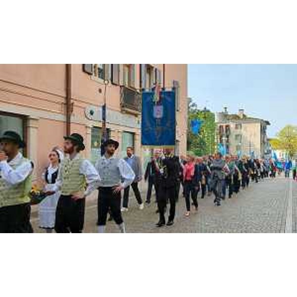 Un momento delle celebrazioni col corteo in via Roma a Tarcento - Un momento delle celebrazioni col corteo in via Roma a Tarcento 