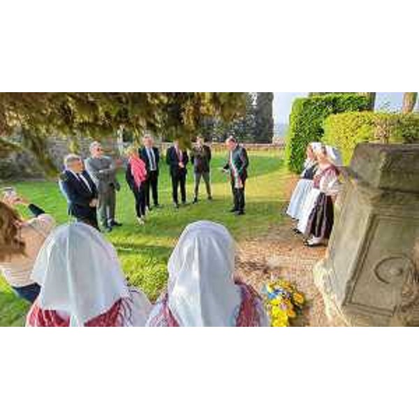 Un momento della cerimonia nel parco della chiesa di Sant'Eufemia a Segnacco di Tarcento innanzi il cippo a memoria di Chino Ermacora - Un momento della cerimonia nel parco della chiesa di Sant'Eufemia a Segnacco di Tarcento innanzi il cippo a memoria di Chino Ermacora 