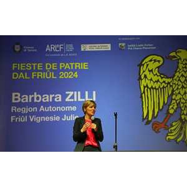 L'assessore Barbara Zilli interviene sul palco dell'ex Cinema Margherita a Tarcento - L'assessore Barbara Zilli interviene sul palco dell'ex Cinema Margherita a Tarcento 