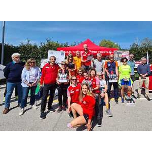 Una foto di gruppo con alcuni vincitori e partecipanti al Giro di San Giacomo. - Una foto di gruppo con alcuni vincitori e partecipanti al Giro di San Giacomo.