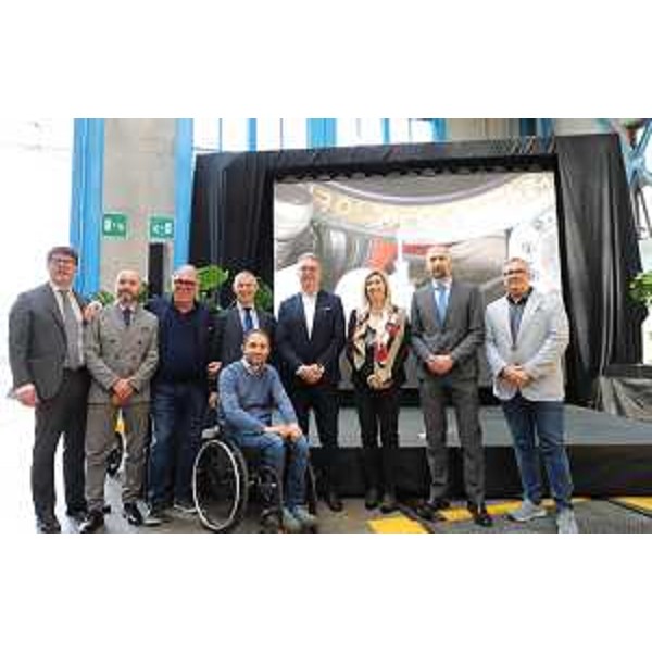 Foto di gruppo con l'assessore Cristina Amirante per l'inaugurazione del nuovo tornio di FvgRail a Udine - Foto di gruppo con l'assessore Cristina Amirante per l'inaugurazione del nuovo tornio di FvgRail a Udine 