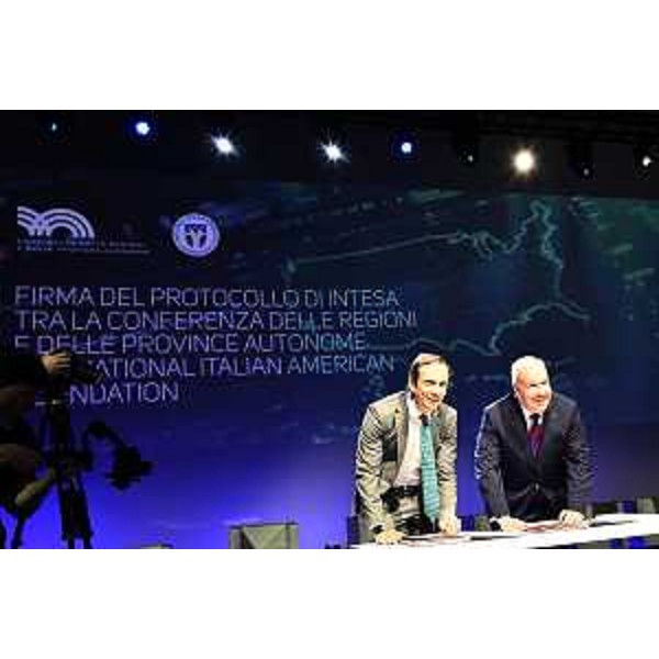 La firma del protocollo tra Conferenza delle Regioni e Province autonome e la National Italian American Foundation sul palco di Selecting Italy - La firma del protocollo tra Conferenza delle Regioni e Province autonome e la National Italian American Foundation sul palco di Selecting Italy