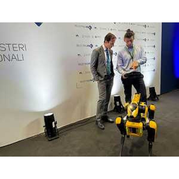 Il governatore Fedriga con il cane robot "Spot" creato da Boston Dynamics per l'azienda Reply. - Il governatore Fedriga con il cane robot "Spot" creato da Boston Dynamics per l'azienda Reply.